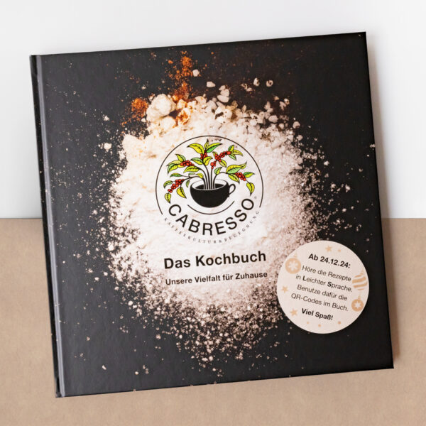 Unsere Vielfalt für Zuhause. In diesem Kochbuch findest Du die Lieblingsrezepte unserer Gäste und unseres Teams. Doch es ist mehr als eine Rezeptsammlung – es ist ein Buch über die Menschen, die CABRESSO mit ihren unterschiedlichen Persönlichkeiten so einzigartig machen.